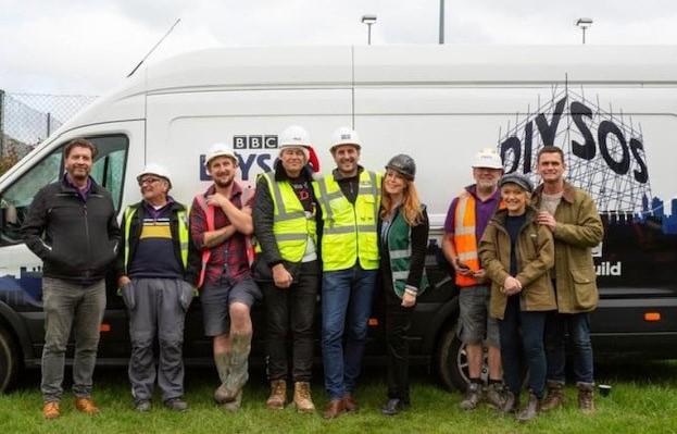 the cast of diy sos smiling at the camera
